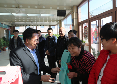 三八節 董事長(cháng)慰問(wèn)女員工